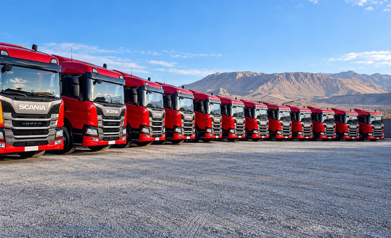 Flota de tractocamiones Scania alineados en el patio de operaciones